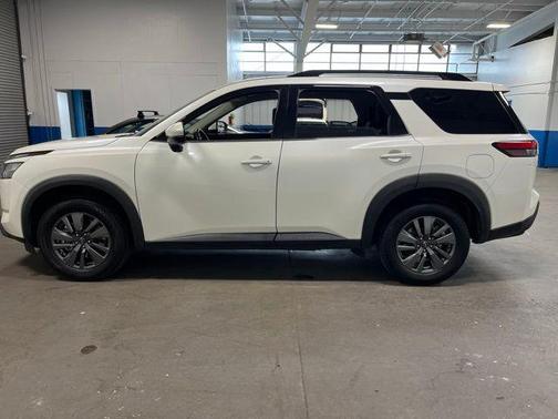 White 2024 Nissan Pathfinder SV