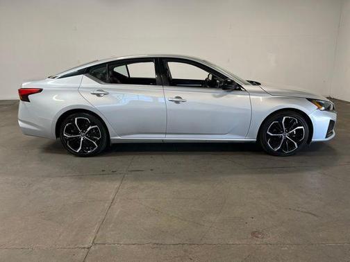 Brilliant Silver Metallic 2023 Nissan Altima 2.5 SR