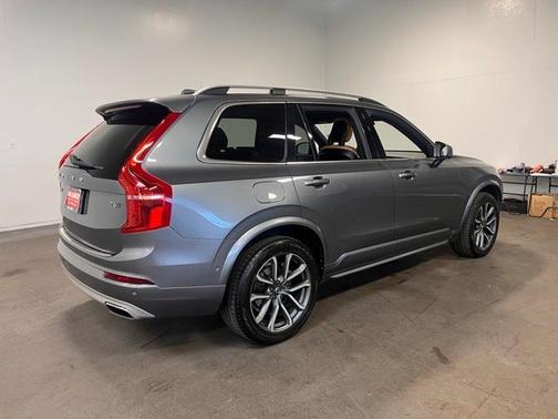 2017 Volvo XC90 T6 Momentum