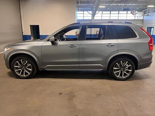 2017 Volvo XC90 T6 Momentum