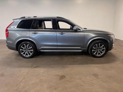 2017 Volvo XC90 T6 Momentum