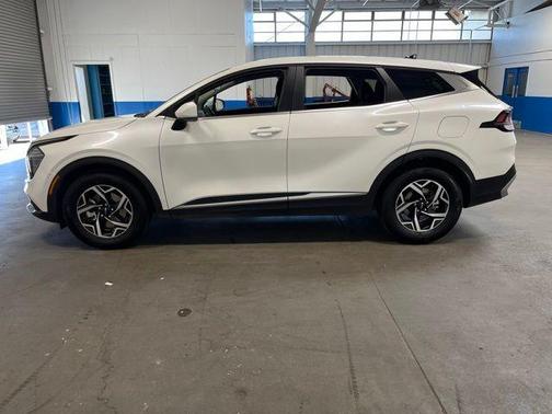 Snow White Pearl 2024 Kia Sportage LX