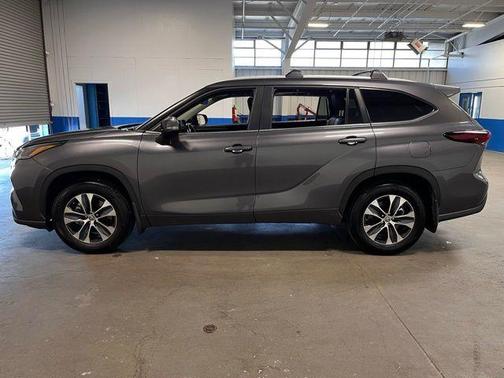 Gray 2024 Toyota Highlander XLE