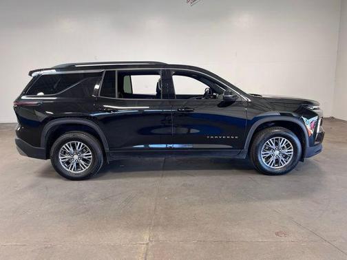 Mosaic Black Metallic 2025 Chevrolet Traverse LT