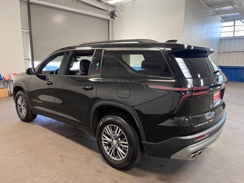 Mosaic Black Metallic 2025 Chevrolet Traverse LT