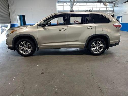 Creme Brulee 2015 Toyota Highlander LE Plus