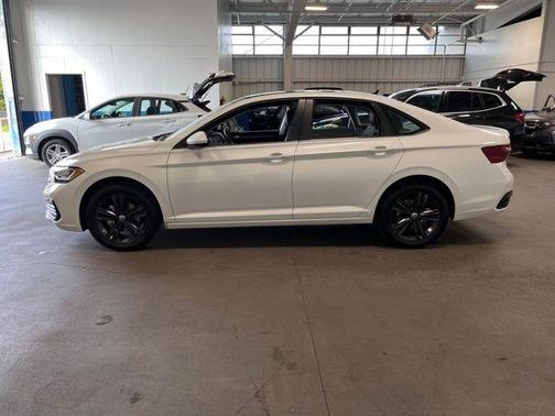 Opal White Pearl Effect 2023 Volkswagen Jetta 1.5T SE