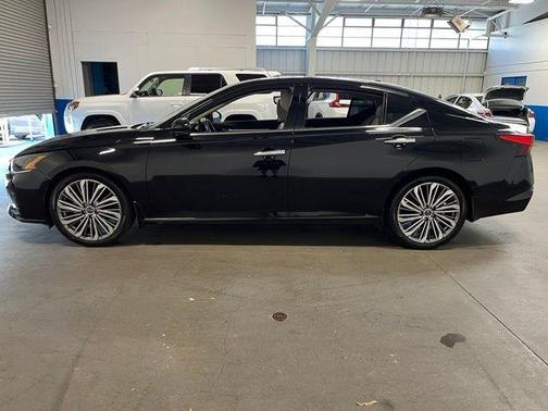 Black 2023 Nissan Altima 2.5 SL