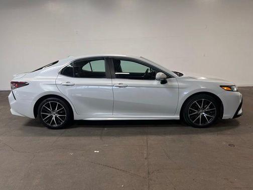 Ice 2023 Toyota Camry SE