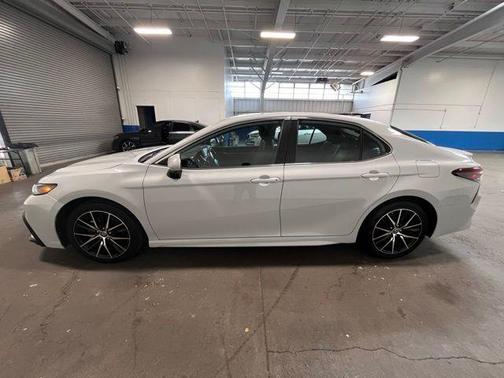 Ice 2024 Toyota Camry SE