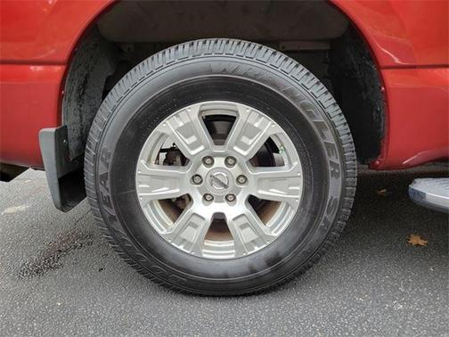 Photo 2 of 22 of 2017 Nissan Titan SV