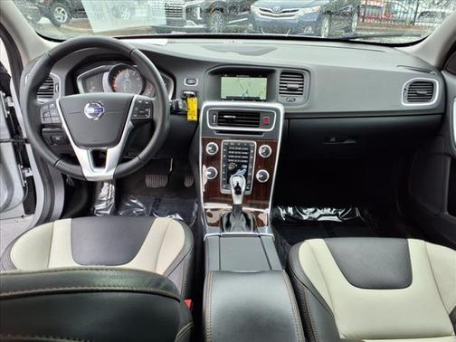 2017 Volvo V60 Cross Country T5 Platinum