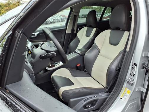 2017 Volvo V60 Cross Country T5 Platinum
