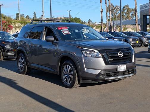 2023 Nissan Pathfinder SL