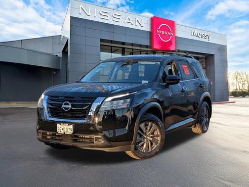 2022 Nissan Pathfinder SV