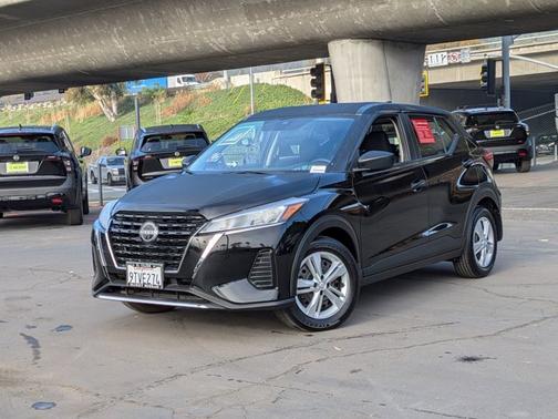 Super Black 2025 Nissan Kicks Play S