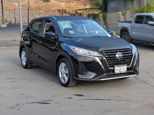 Super Black 2025 Nissan Kicks Play S