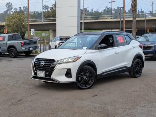 Aspen White / Super Black 2023 Nissan Kicks SR