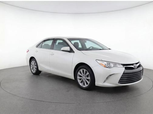 Blizzard Pearl 2017 Toyota Camry XLE