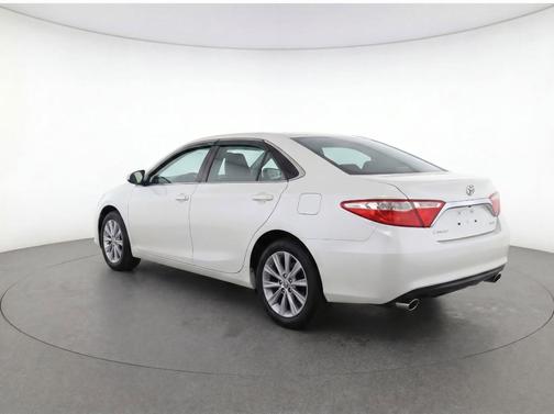 Blizzard Pearl 2017 Toyota Camry XLE
