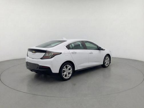 Iridescent Pearl Tricoat 2017 Chevrolet Volt Premier