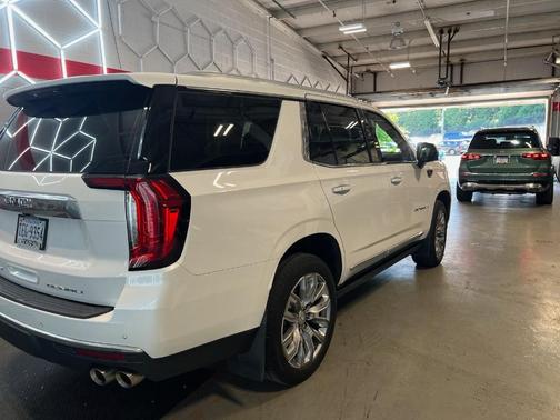 White Frost Tri-Coat 2023 GMC Yukon Denali