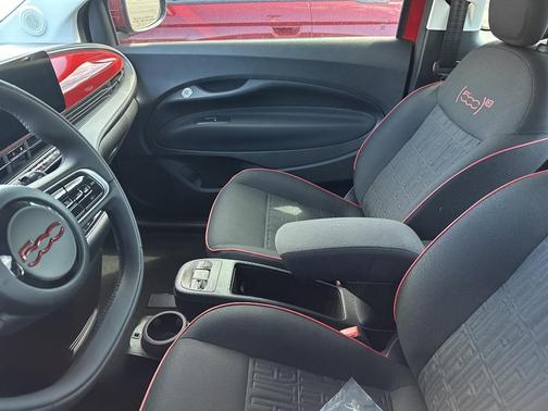 2024 FIAT 500e Base