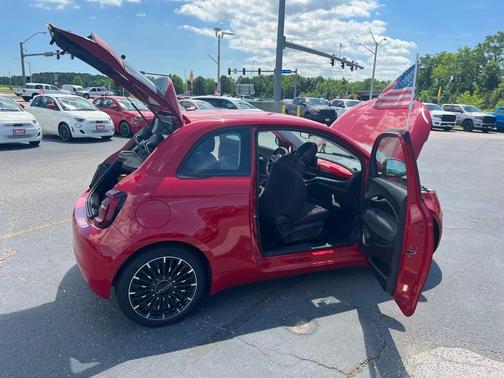 2024 FIAT 500e Base
