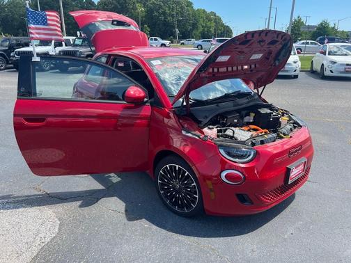 2024 FIAT 500e Base