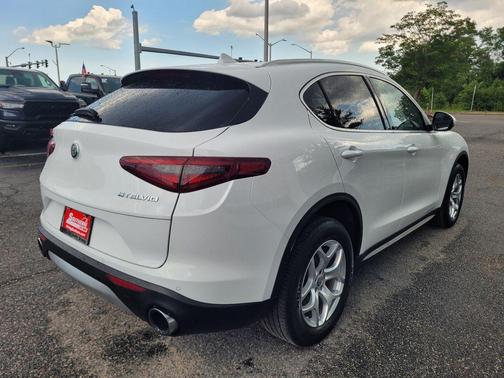 2021 Alfa Romeo Stelvio Base
