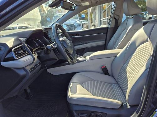 2022 Toyota Camry Hybrid SE