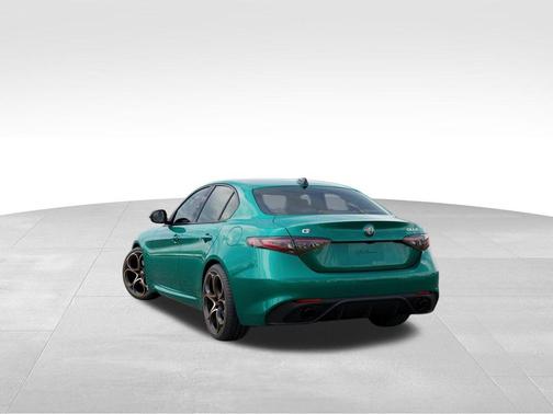 Verde 2025 Alfa Romeo Giulia Intensa