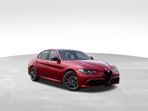 Rosso 2025 Alfa Romeo Giulia Base