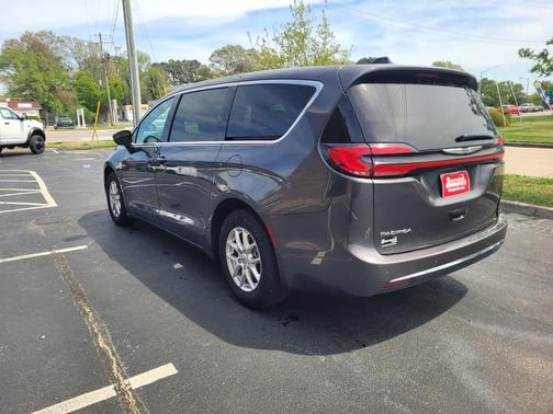 2023 Chrysler Pacifica Touring-L