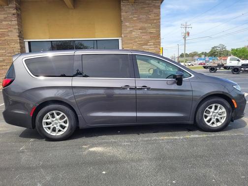 2023 Chrysler Pacifica Touring-L