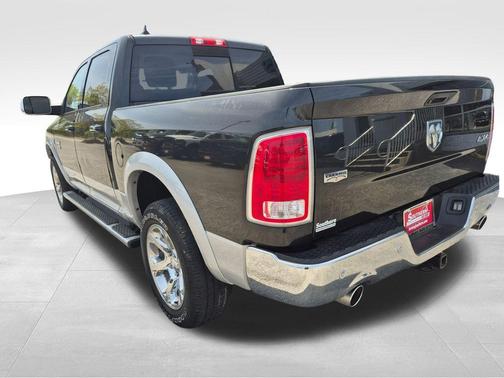 Brilliant Black Crystal Pearlcoat 2017 RAM 1500 Laramie