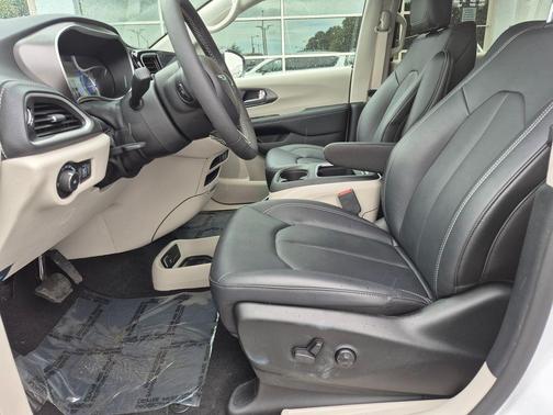 2024 Chrysler Pacifica Hybrid Select