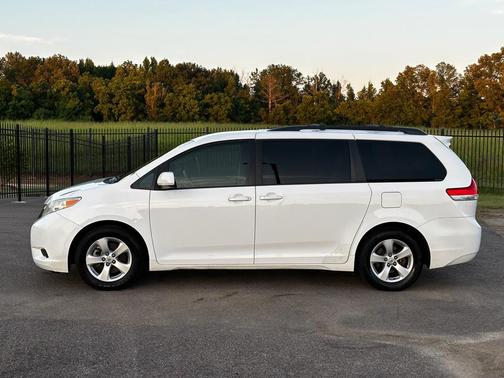 Super White 2012 Toyota Sienna LE