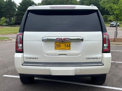 WHITE 2015 GMC Yukon Denali