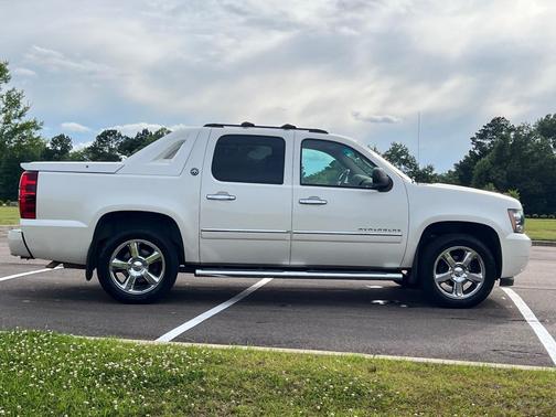 PEARL 2013 Chevrolet Avalanche LTZ