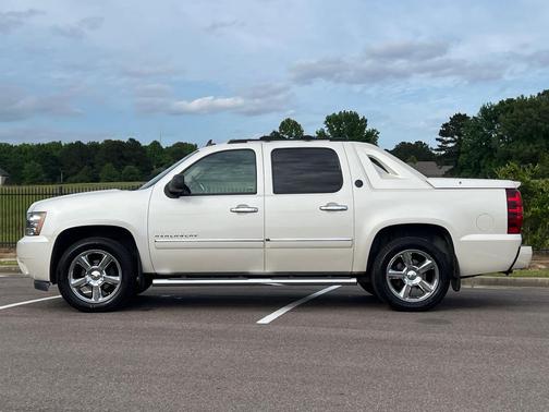 PEARL 2013 Chevrolet Avalanche LTZ