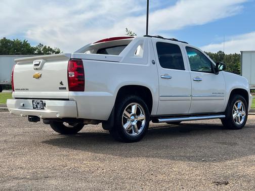 PEARL 2013 Chevrolet Avalanche LTZ
