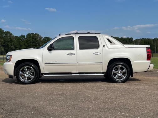 PEARL 2013 Chevrolet Avalanche LTZ