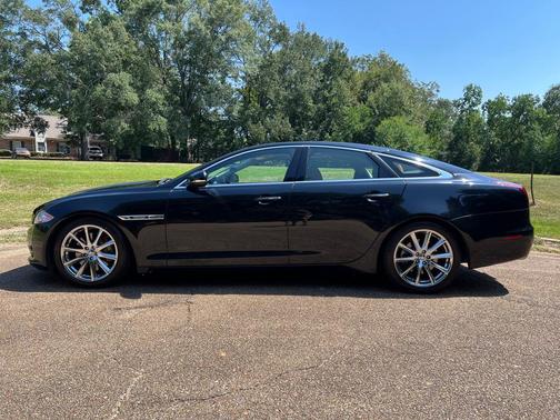 2012 Jaguar XJ Base
