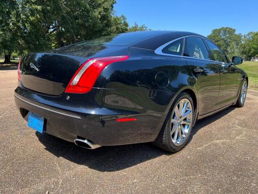 2012 Jaguar XJ Base