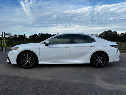 Super White 2021 Toyota Camry SE