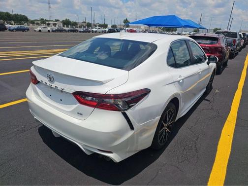 Super White 2021 Toyota Camry SE