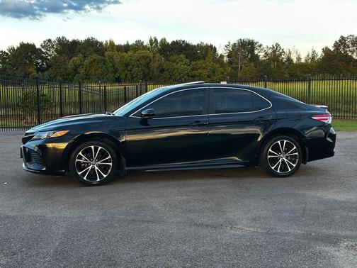 Midnight Black Metallic 2018 Toyota Camry SE