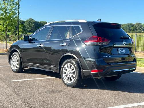 Magnetic Black 2018 Nissan Rogue SV
