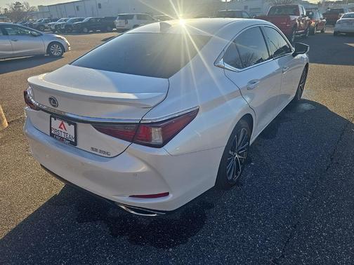 2023 Lexus ES 350 Base